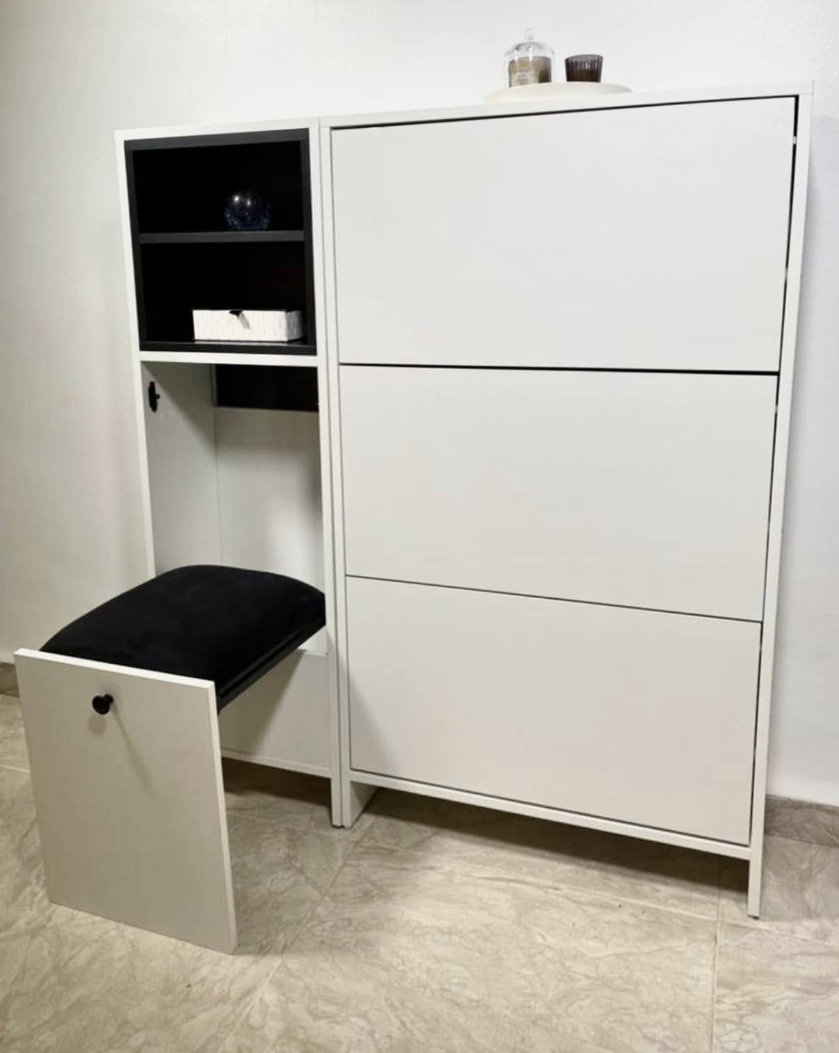 Porte chaussures moderne avec une chaise