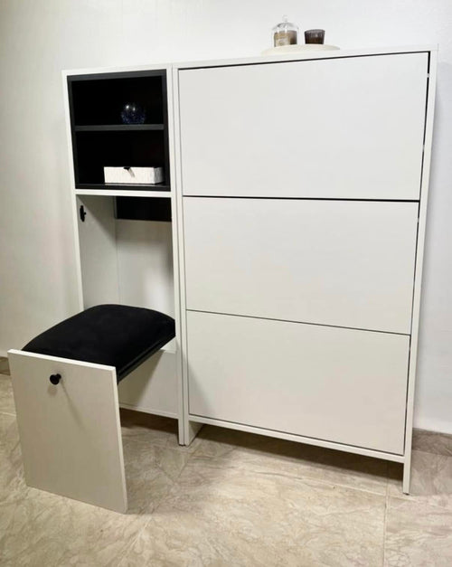 Porte chaussures moderne avec une chaise