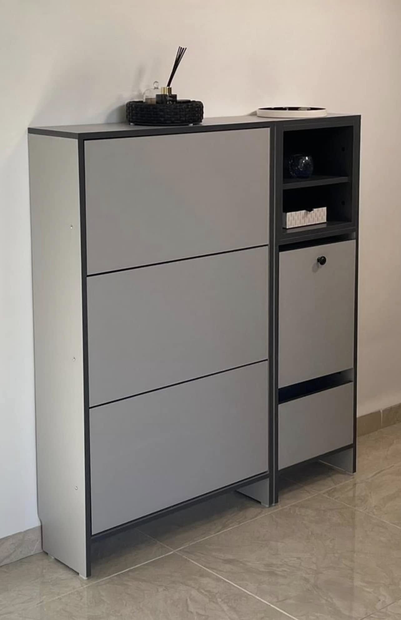 Porte chaussures moderne avec une chaise