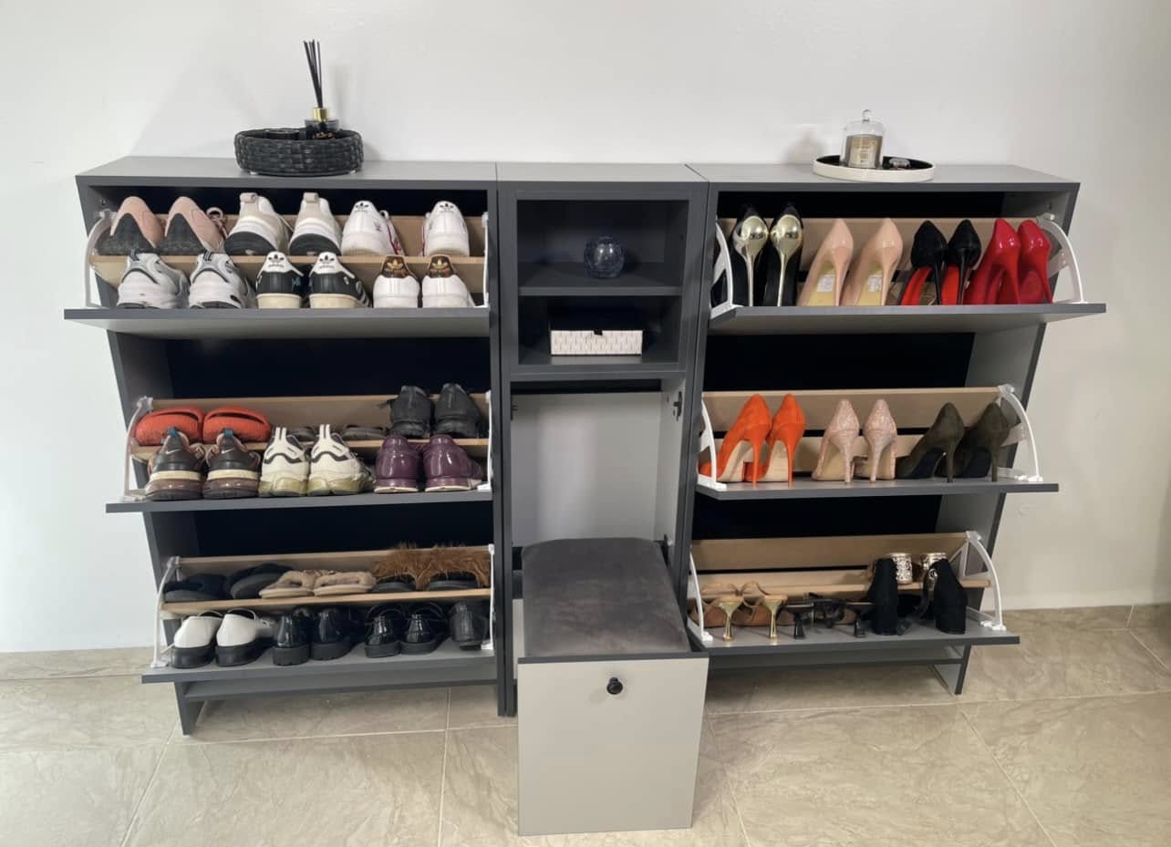 Porte chaussures moderne avec une chaise