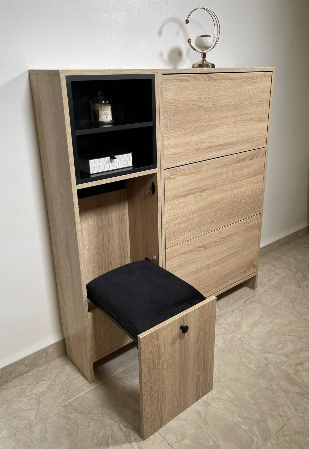 Porte chaussures moderne avec une chaise
